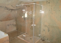 Отваряема стъклена душ кабина с бял финиш